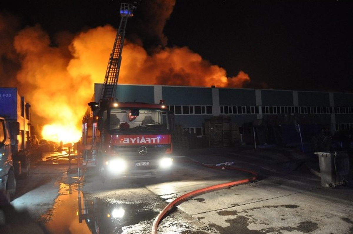Eskişehir\'deki Fabrika Yangını Kontrol Altına Alındı