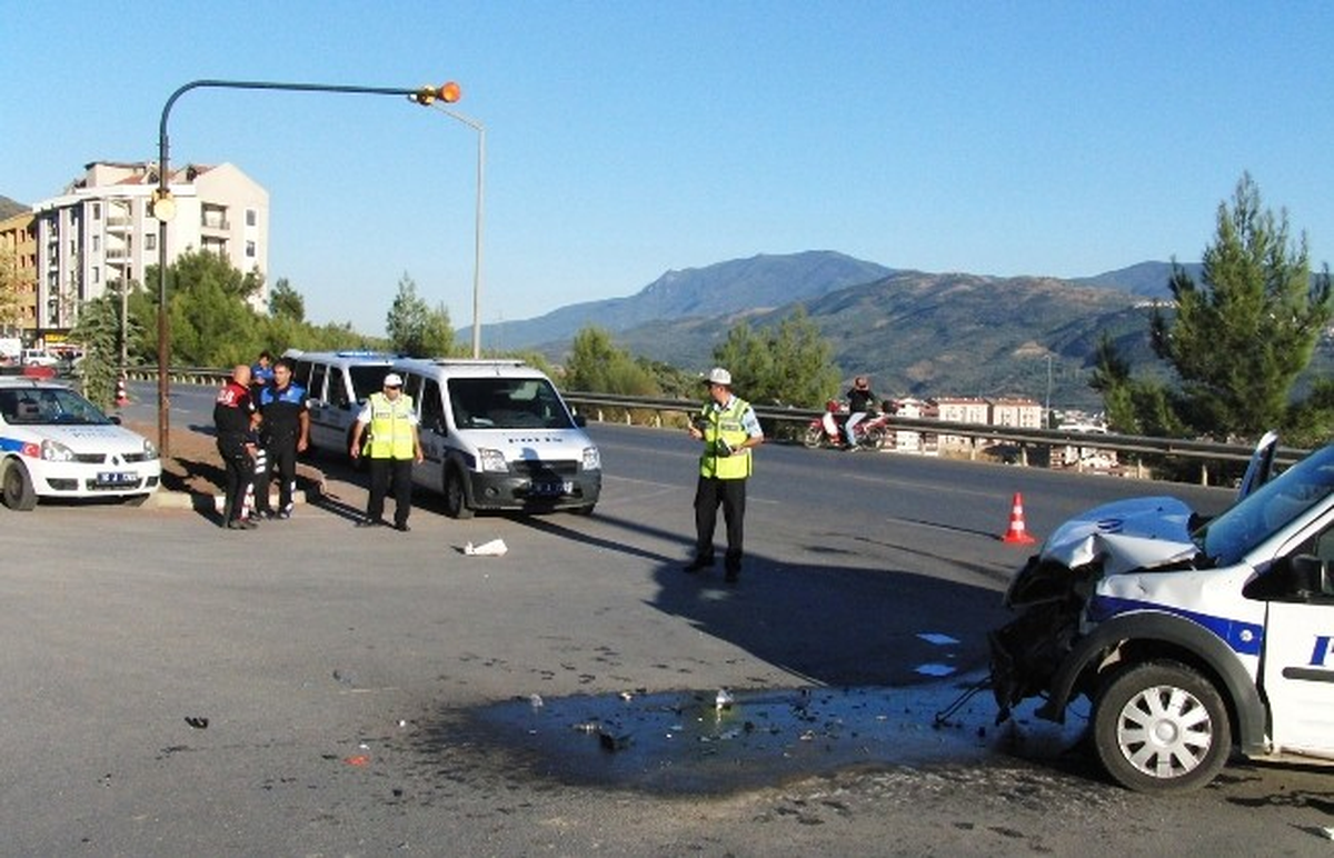 Gemlik\'te Kaza: İkisi Polis, 5 Yaralı