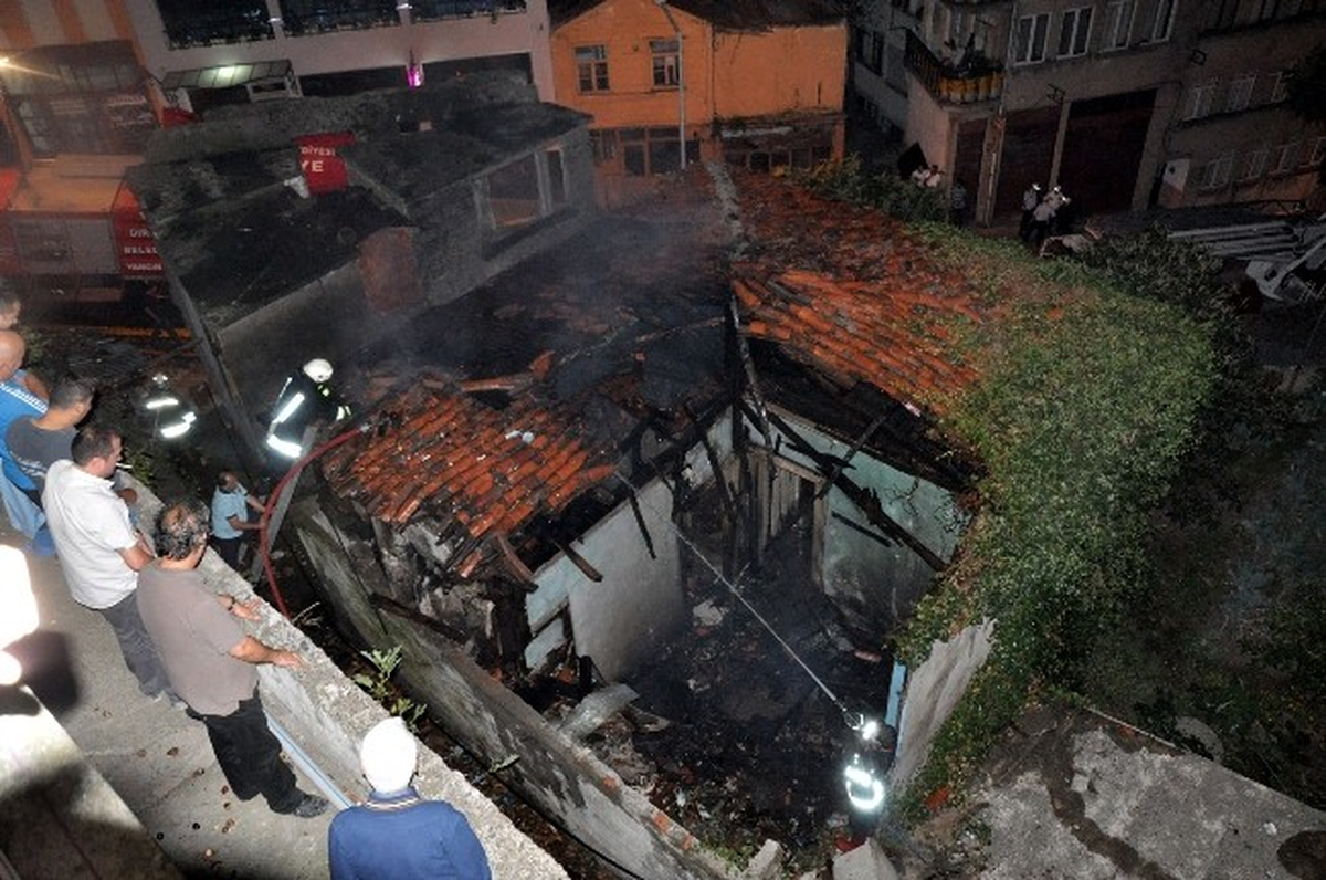 Giresun\'da Metruk Bina Kül Oldu