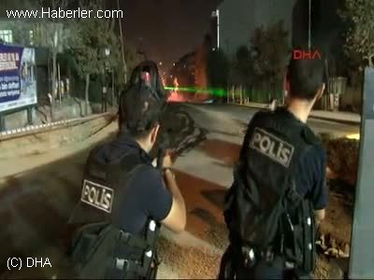 Gazi Mahallesi\'nde, Göstericiler Çöp Konteynerlerini Yaktı