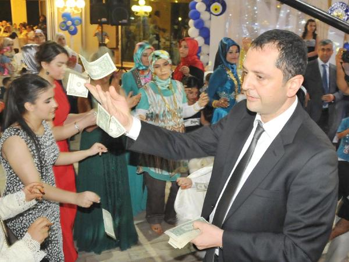 İşadamının Oğlunun Sünnet Düğününde Dolar Yağmuru