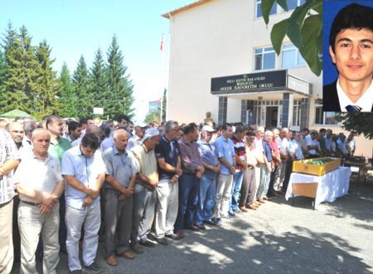 Kalp Krizi Nedeniyle Ölen Genç Toprağa Verildi
