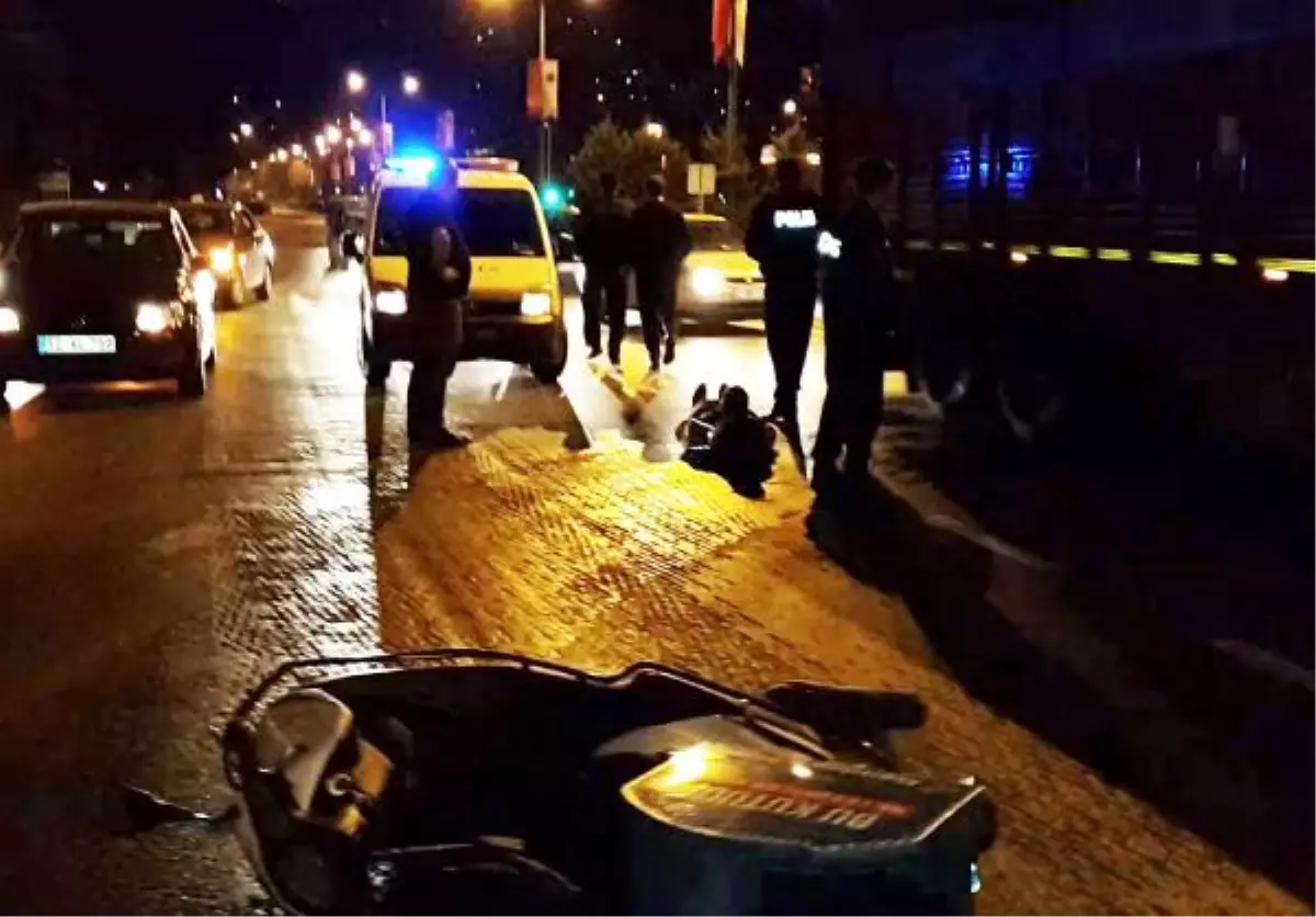 Kaza Yapan Motosiklet Sürücüsünü Ezilmekten Polis Kurtardı