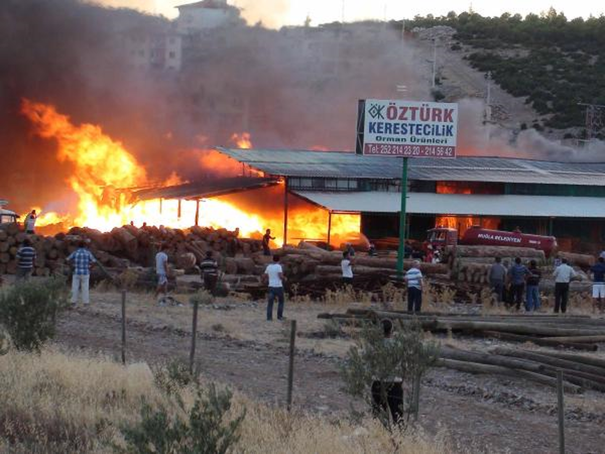 Kereste Atölyesindeki Yangın Korkuttu