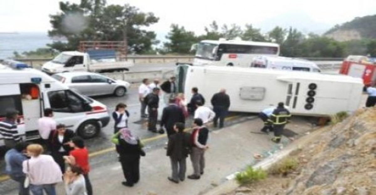 Kırıkkale\'de İran Uyruklu Otobüs Devrildi: 1 Ölü 27 Yaralı