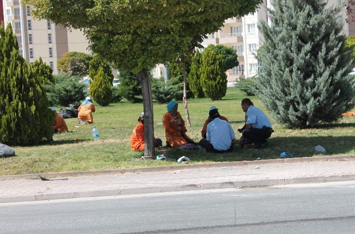 Kontrolden Çıkan Otomobil İşçilere Çarptı: 1 Ölü, 2 Yaralı