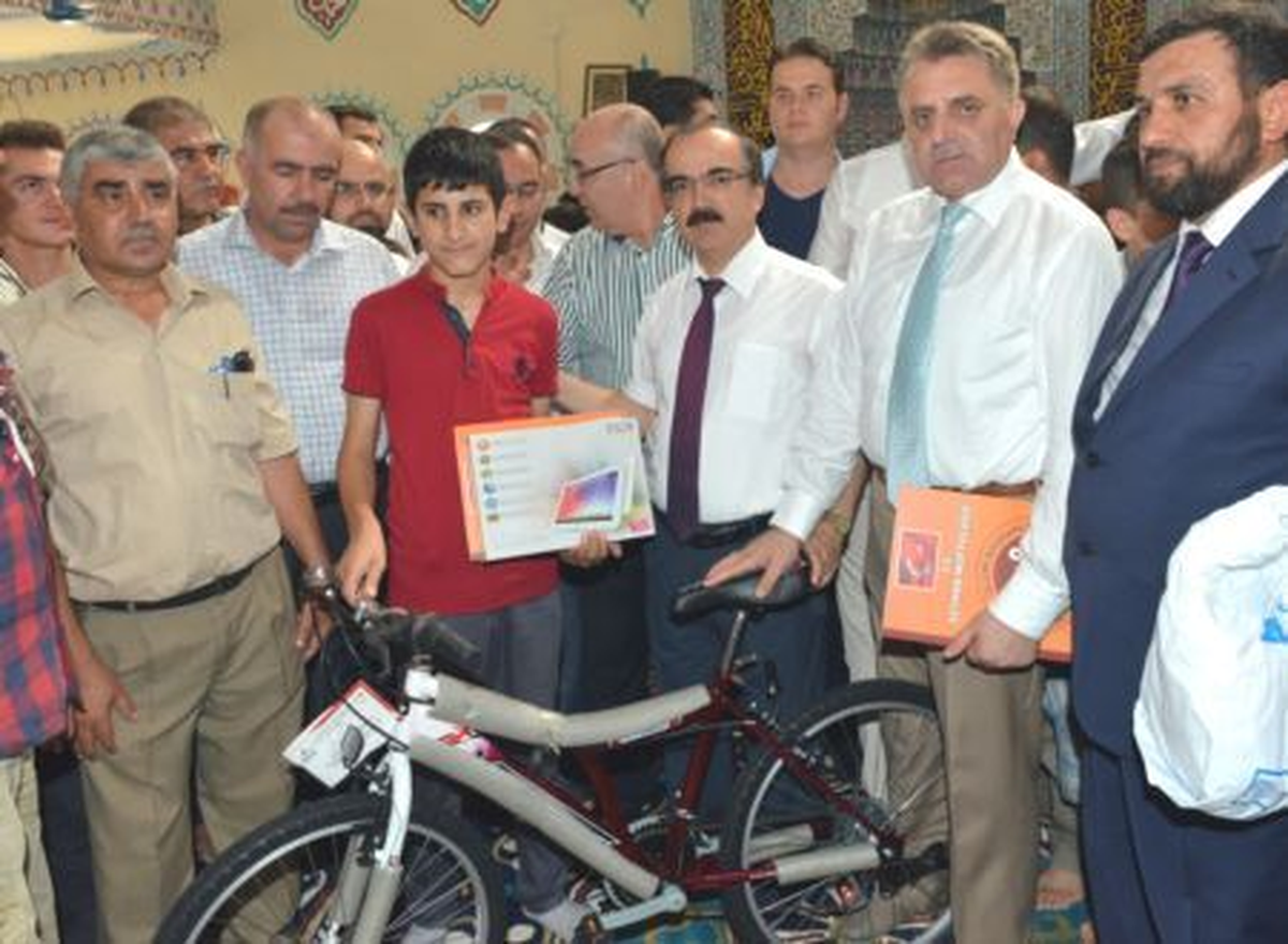 Kur\'an I Kerim Öğrenen Çocuklar Ödüllendirildi