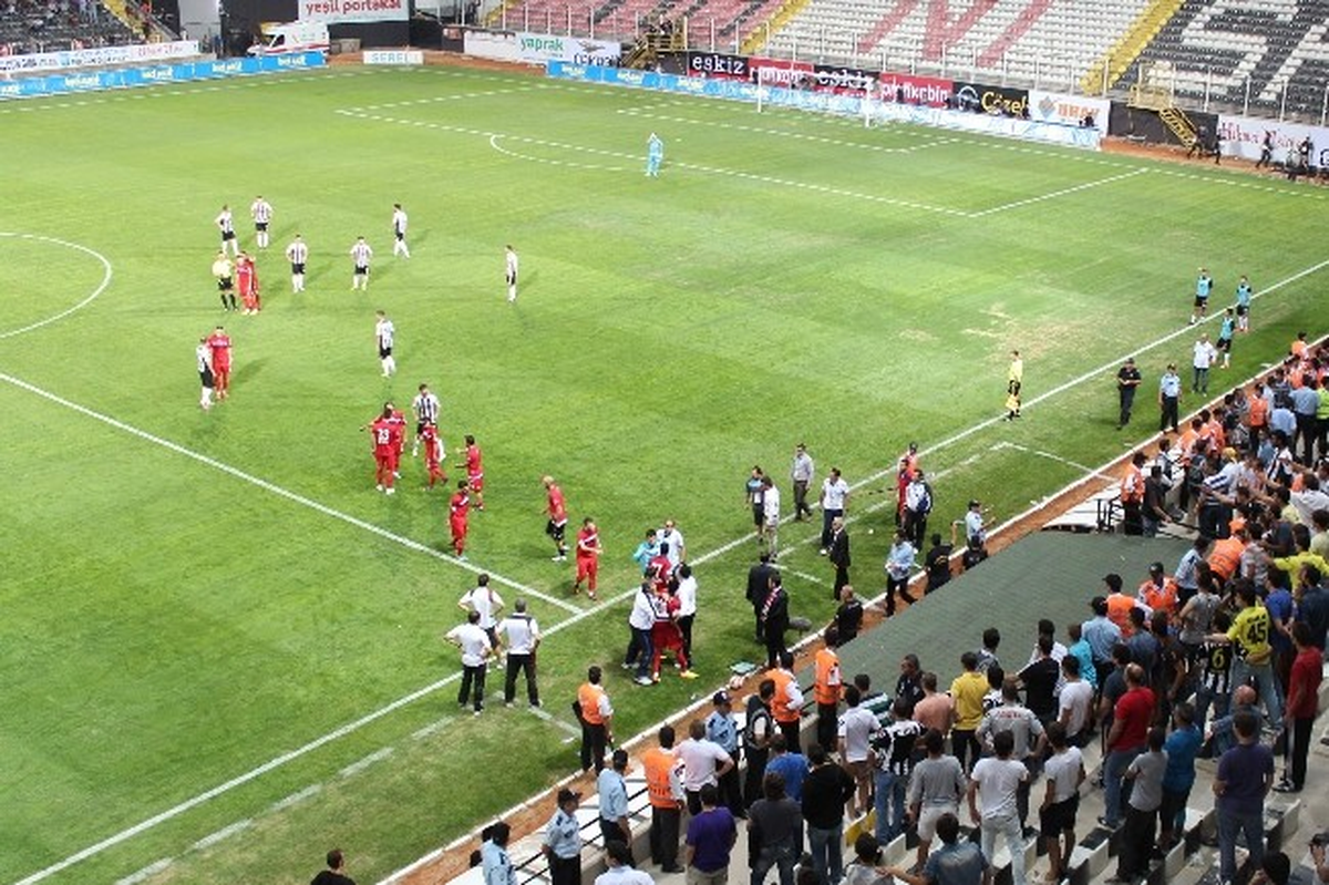 Manisaspor-Mersin İdmanyurdu Maçının İlk Yarısı Gergin Bitti