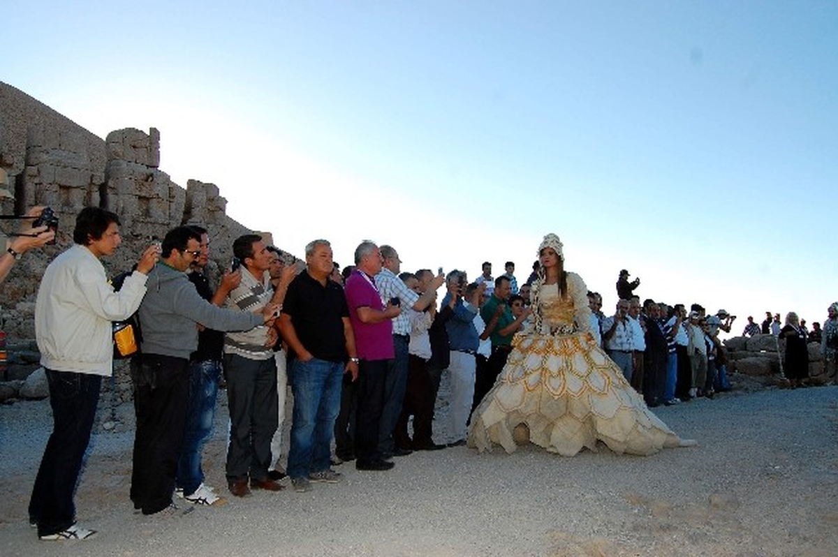 Nemrut Dağı Zirvesinde Defile