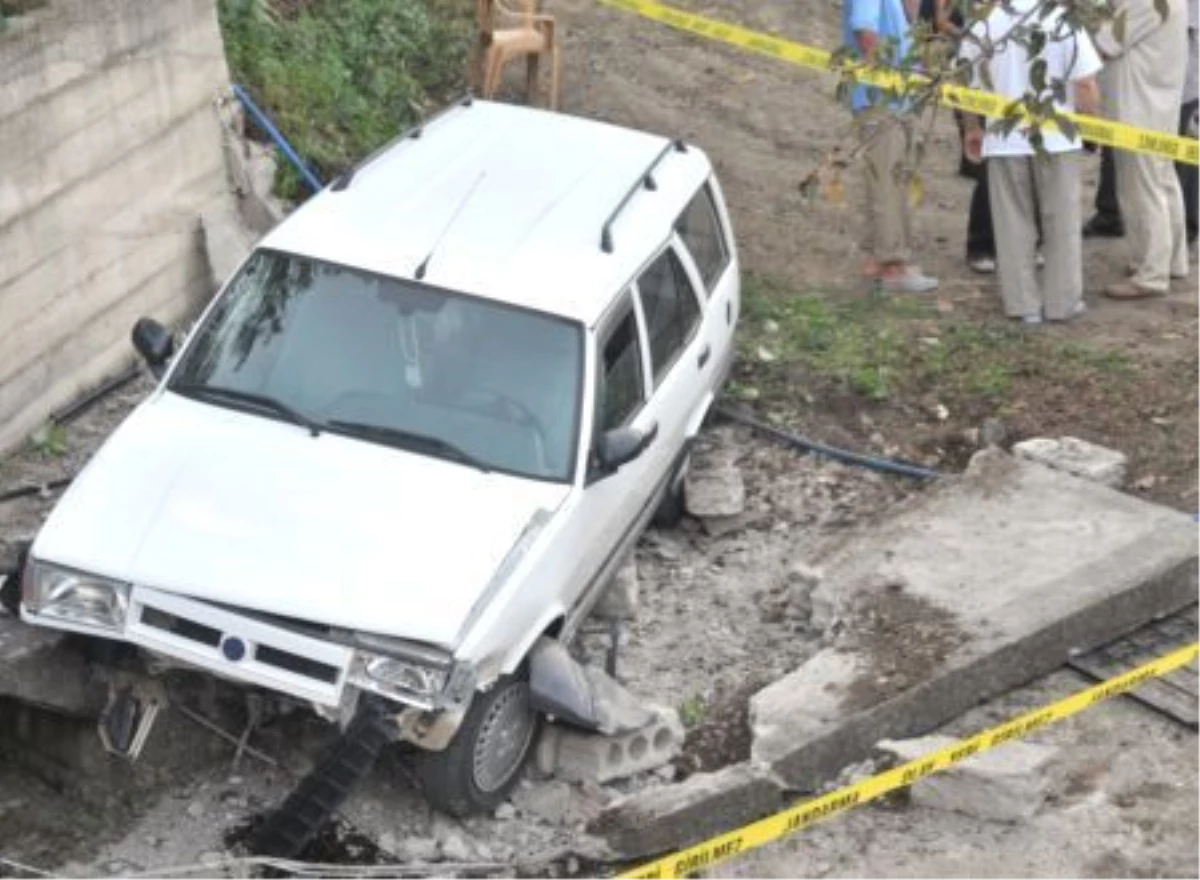 Otomobilin Çarptığı Duvarın Altında Kalan Çocuk Öldü