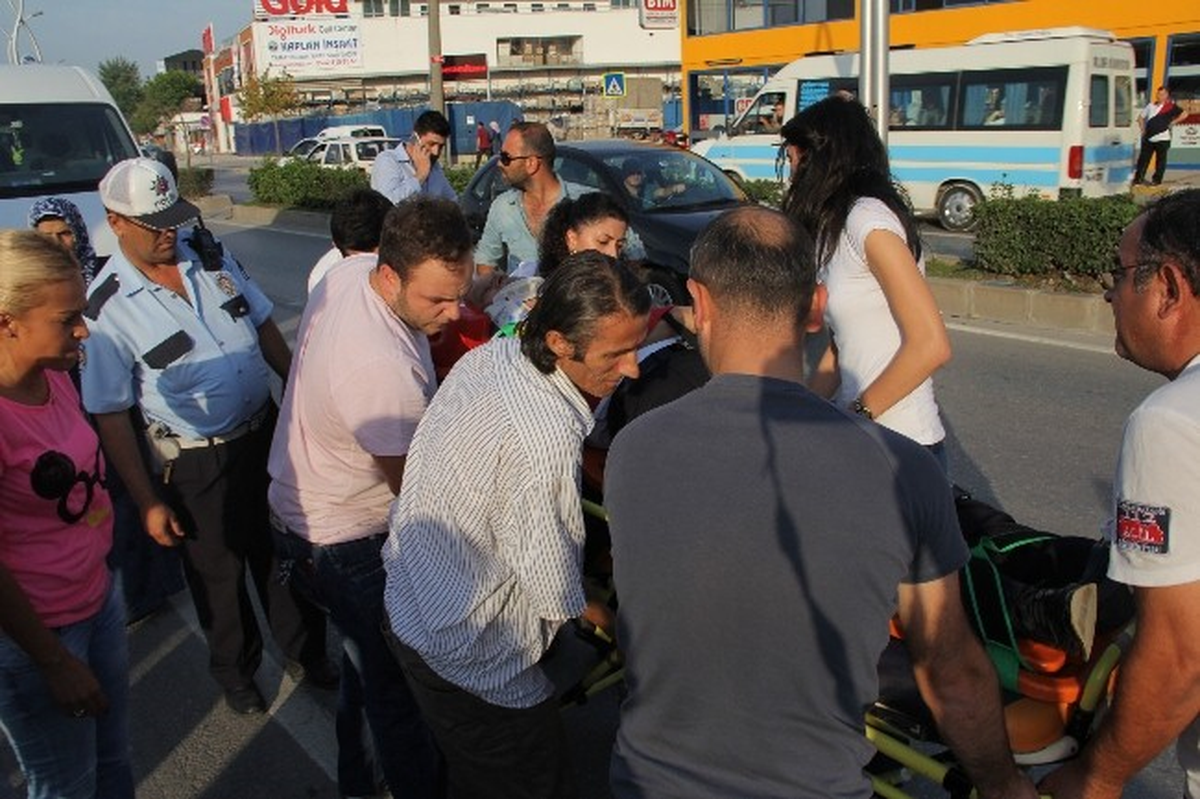 Otomobilin Çarptığı Yaşlı Adam Yaralandı