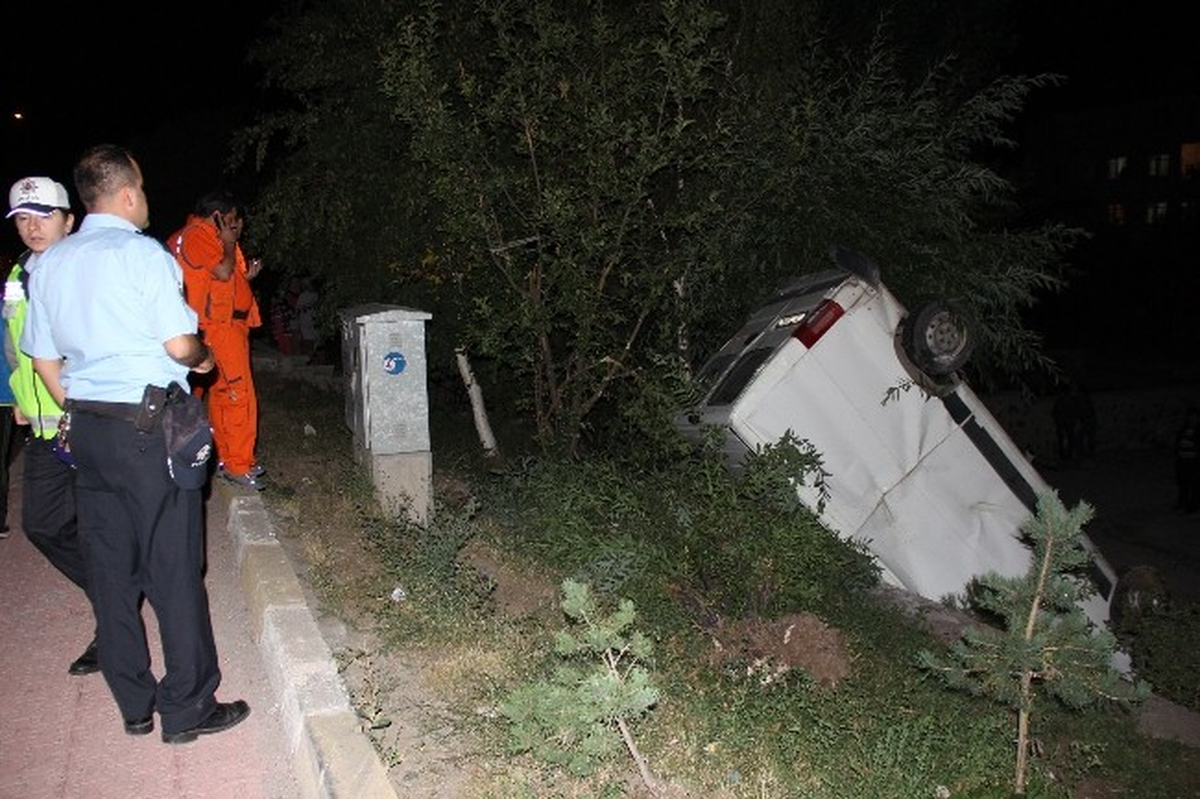 (Özel Haber) Minibüs Bahçe Duvarından Aşağı Uçtu: 1 Ölü, 2 Yaralı