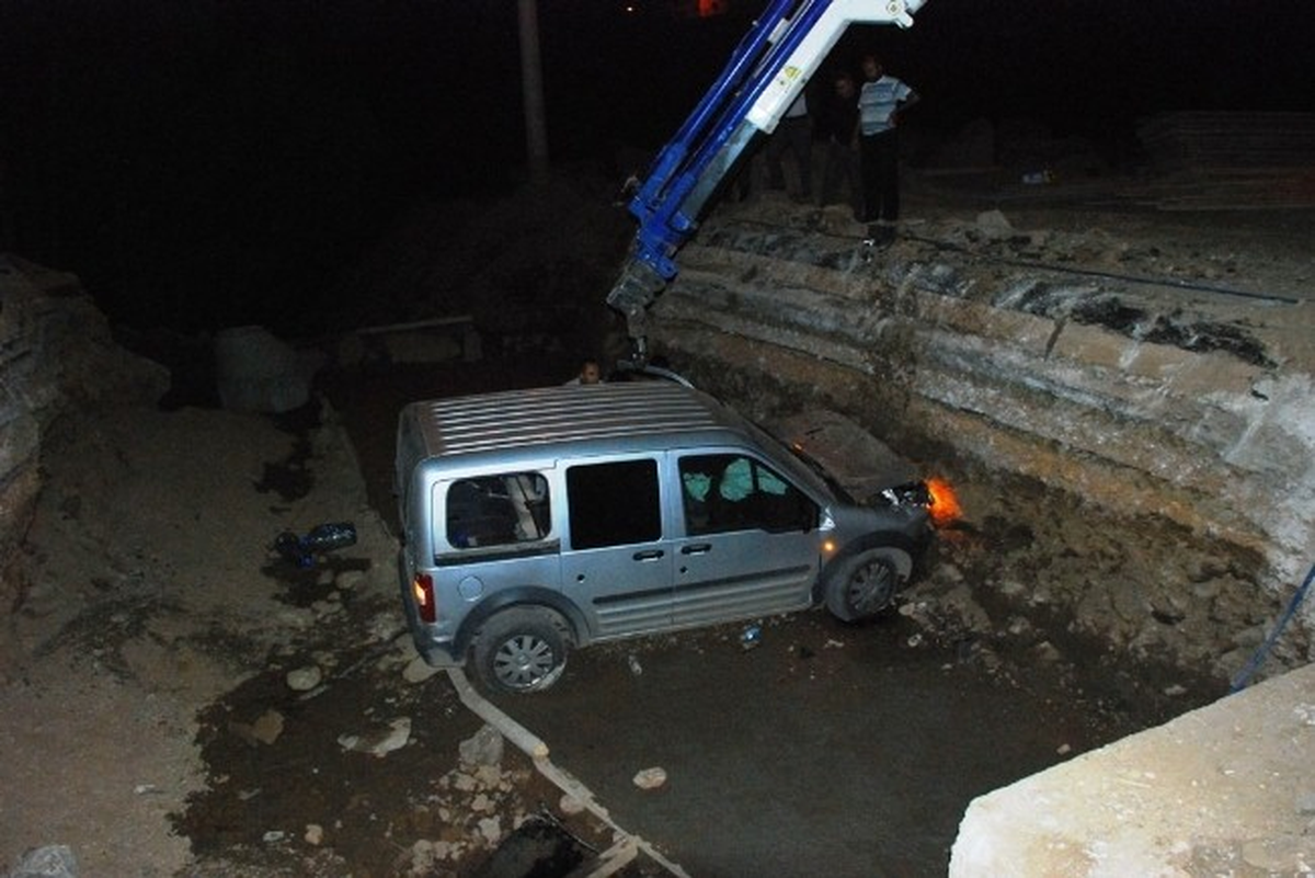 Polis Aracı Menfeze Uçtu: 4 Polis Yaralı