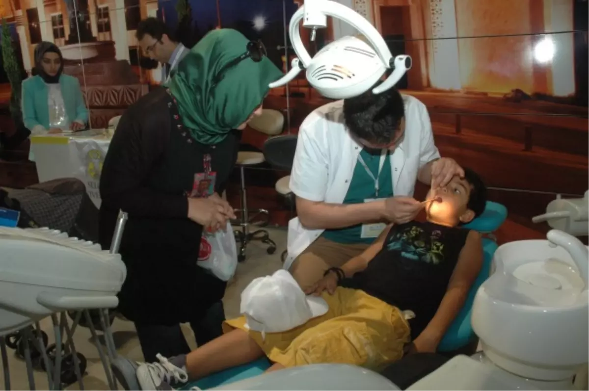 Selçuk Standında Diş Muayenesi