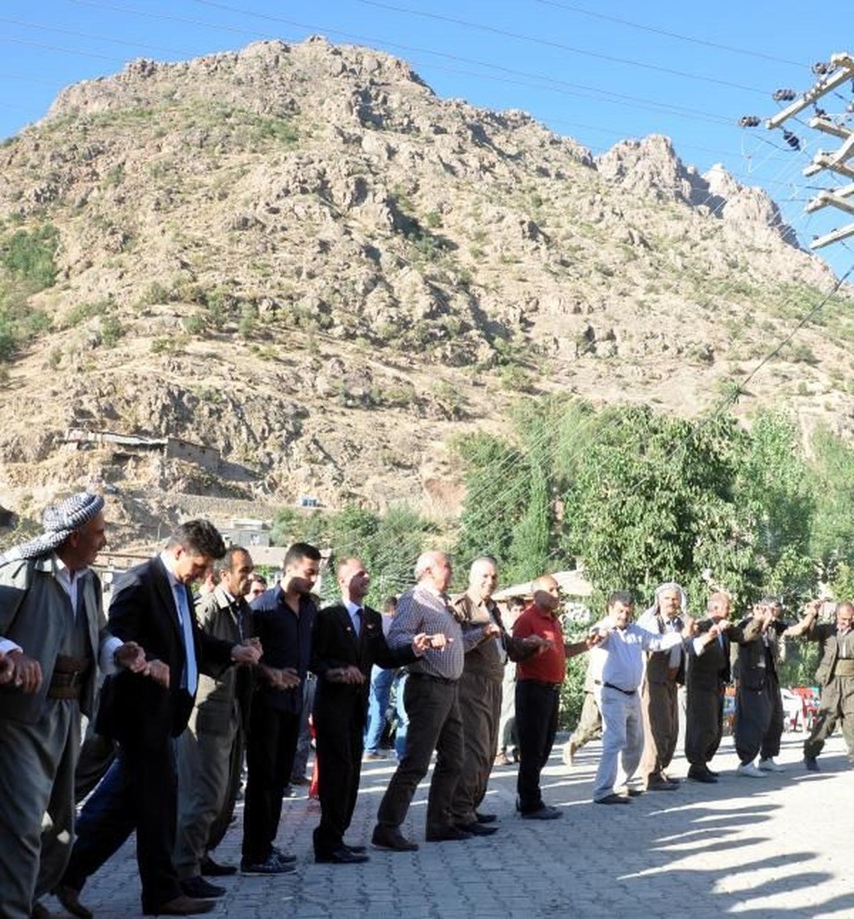 Şırnak Valisi Kato Dağı Eteklerindeki Düğünde Halay Çekti