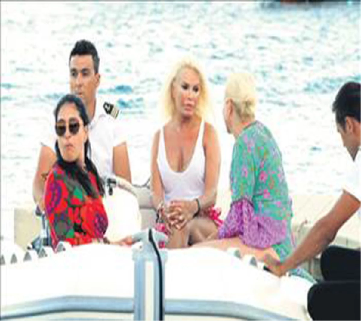 Ajda Pekkan, Mykonos\'ta Tatilin Tadını Çıkarıyor