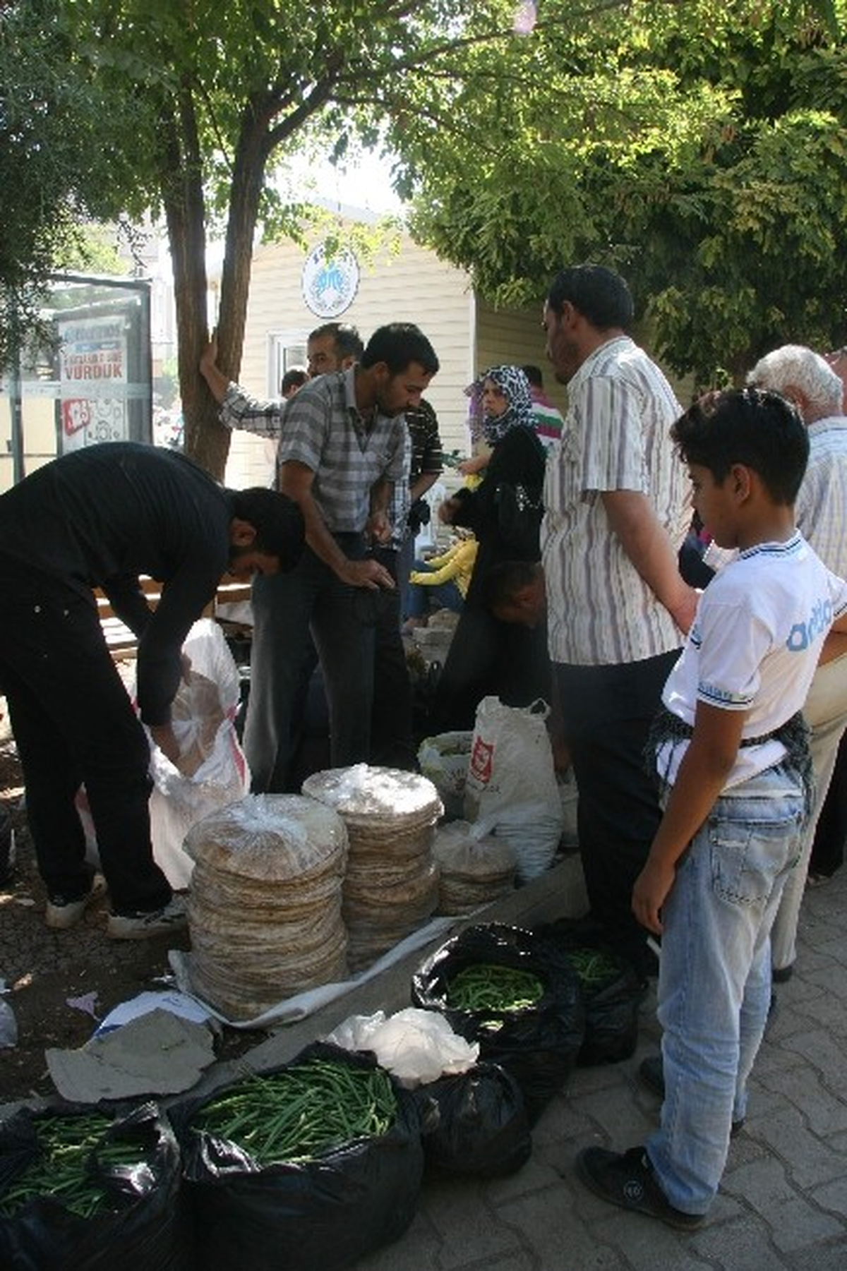Suriyeliler, Pazarda Tezgah Açarak Satışa Başladı
