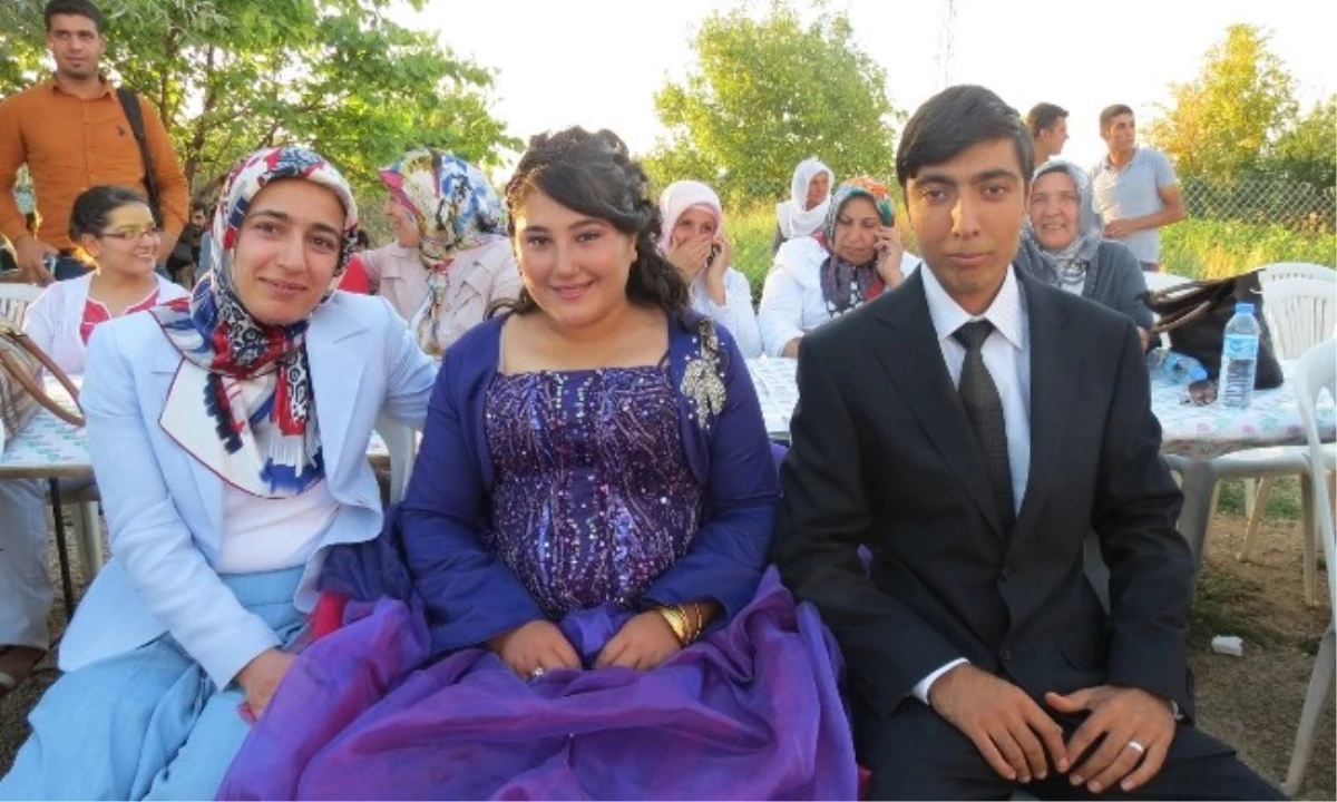 AK Parti Kadın Kolları Evlenemeyen Çiftin Düğününü Yaptı