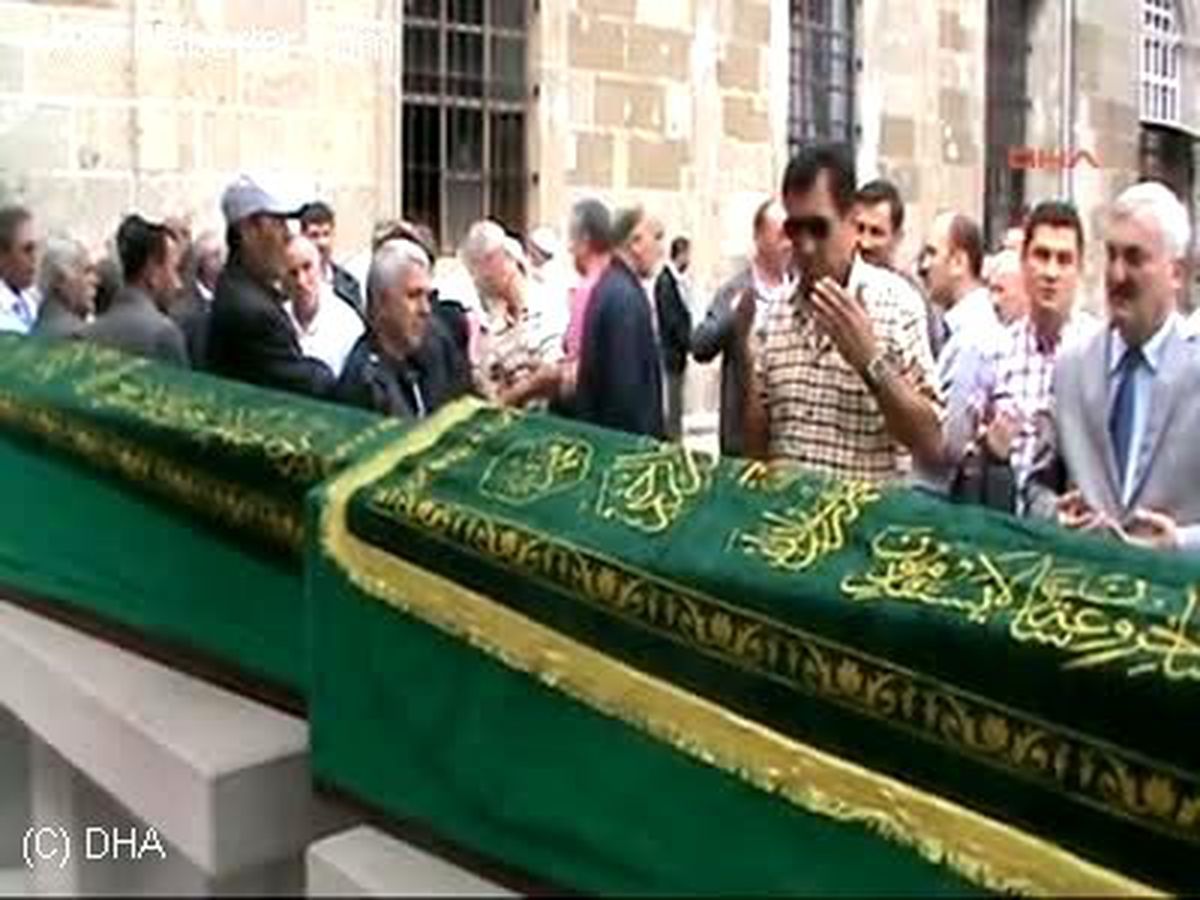 Baba ve Oğlu Yanyana Toprağa Verildi