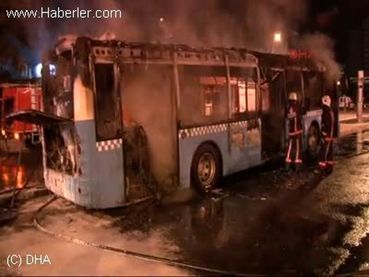 * Bahçelievler\'de Otobüs Durağında Park Halindeki Özel Halk Otobüsü Henüz Belirlenemeyen Bir...