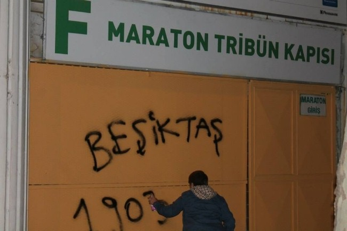 Beşiktaşlı Taraftarlar Özlüce Tesisleri\'ni Boyadı