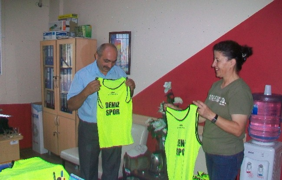 Burhaniye\'de Okula Spor Malzemesi Yardımı