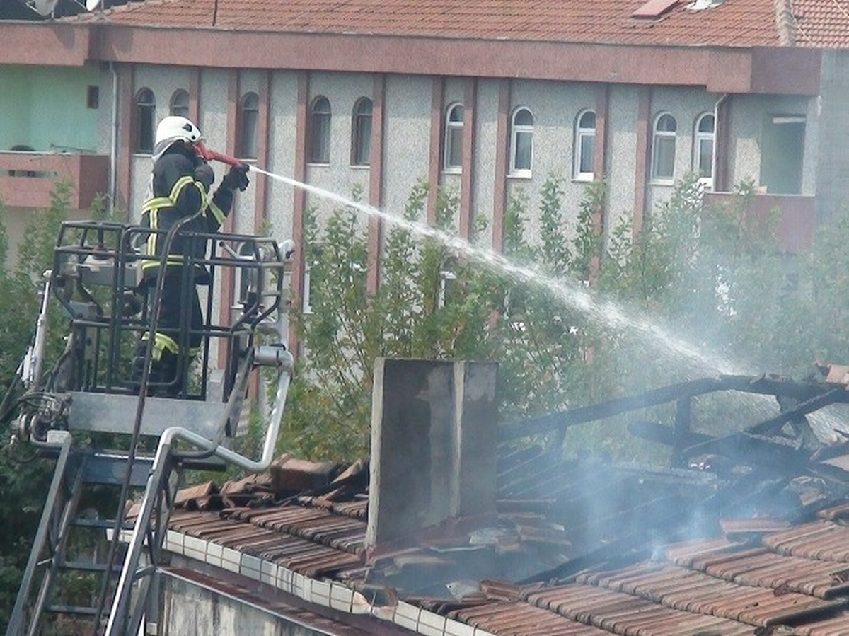 Çatı Katında Çıkan Yangında 2 Daire Kullanılamaz Hale Geldi