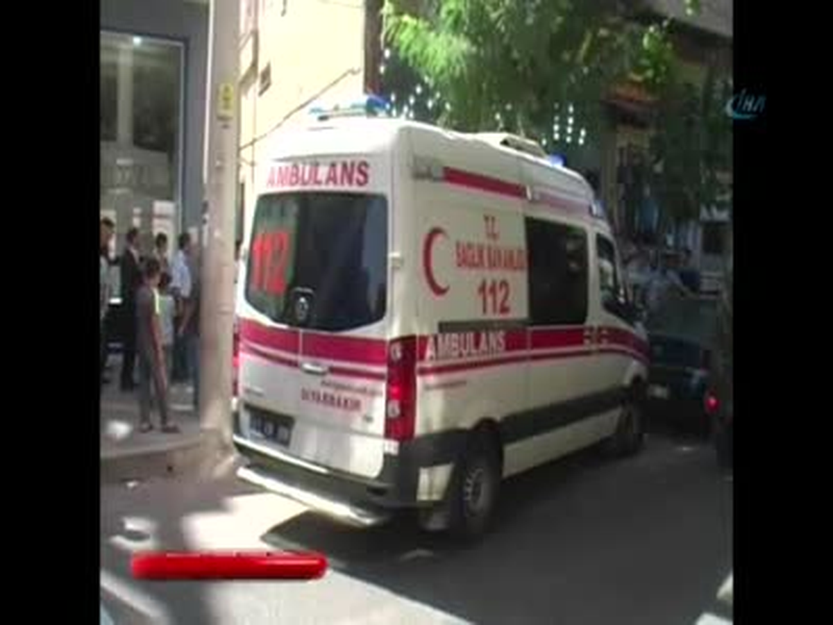 Diyarbakır\'da İnşaat İşçisi Eşini Bıçaklayarak Öldürdü