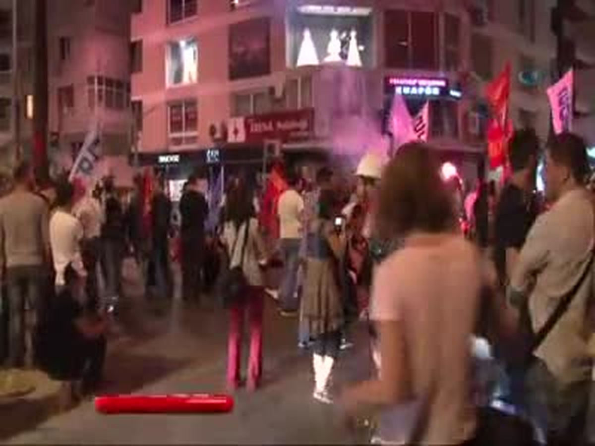İzmir\'de Eylemciler Çanak Anteni Kalkan Yaptı
