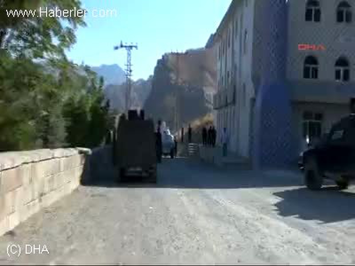 Gaz Bombası Mezarlığa Düştü Yangın Çıktı