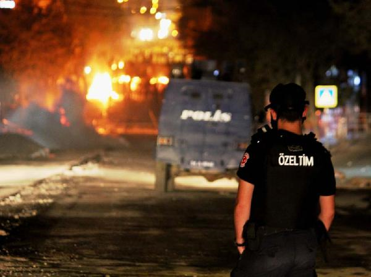 Gazi\'de Atakan Eylemine Polis Müdahalesi