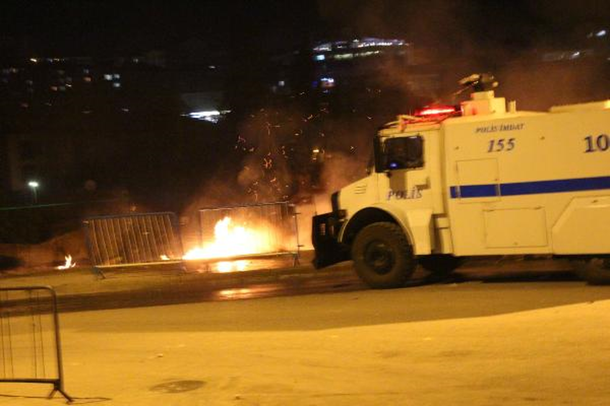 Gösterici Gruba Polis Müdahalesi