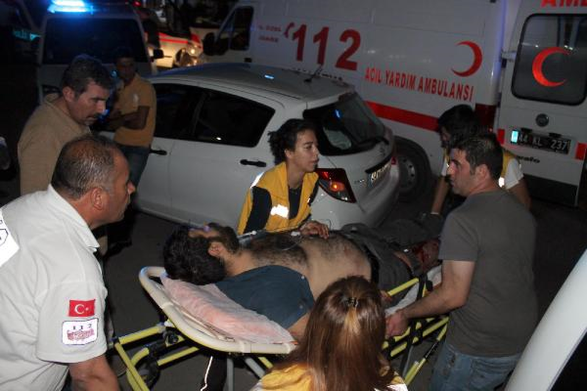 İki Grup Arasında Bıçaklı ve Silahlı Kavga: 4 Yaralı