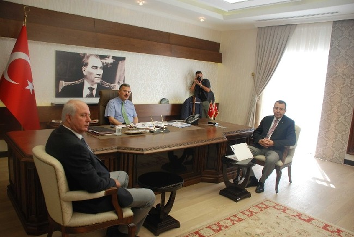 Kuşadası Ticaret Odası Yönetimi Vali Ayyıldız\'ı Ziyaret Etti
