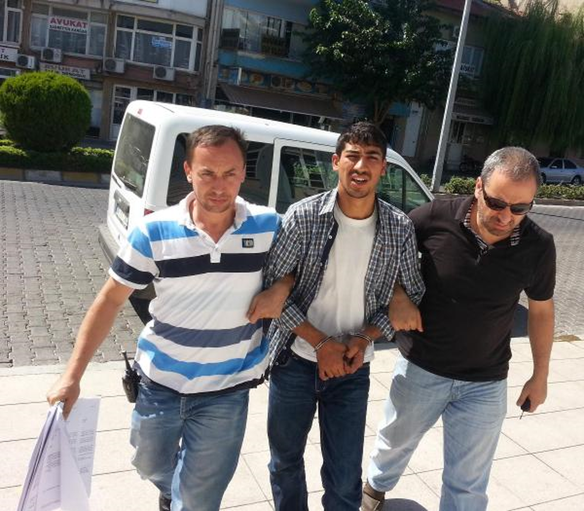 Pantolon ile Tişört Çaldığı İddia Edilen 3 Genç Tutuklandı