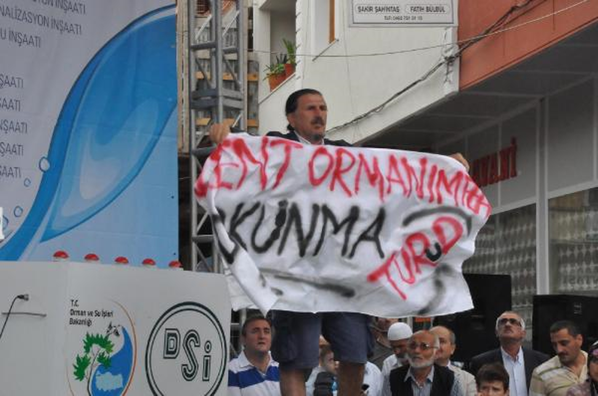 Temel Atma Töreninde Pankart Açtı, Gözaltına Alındı