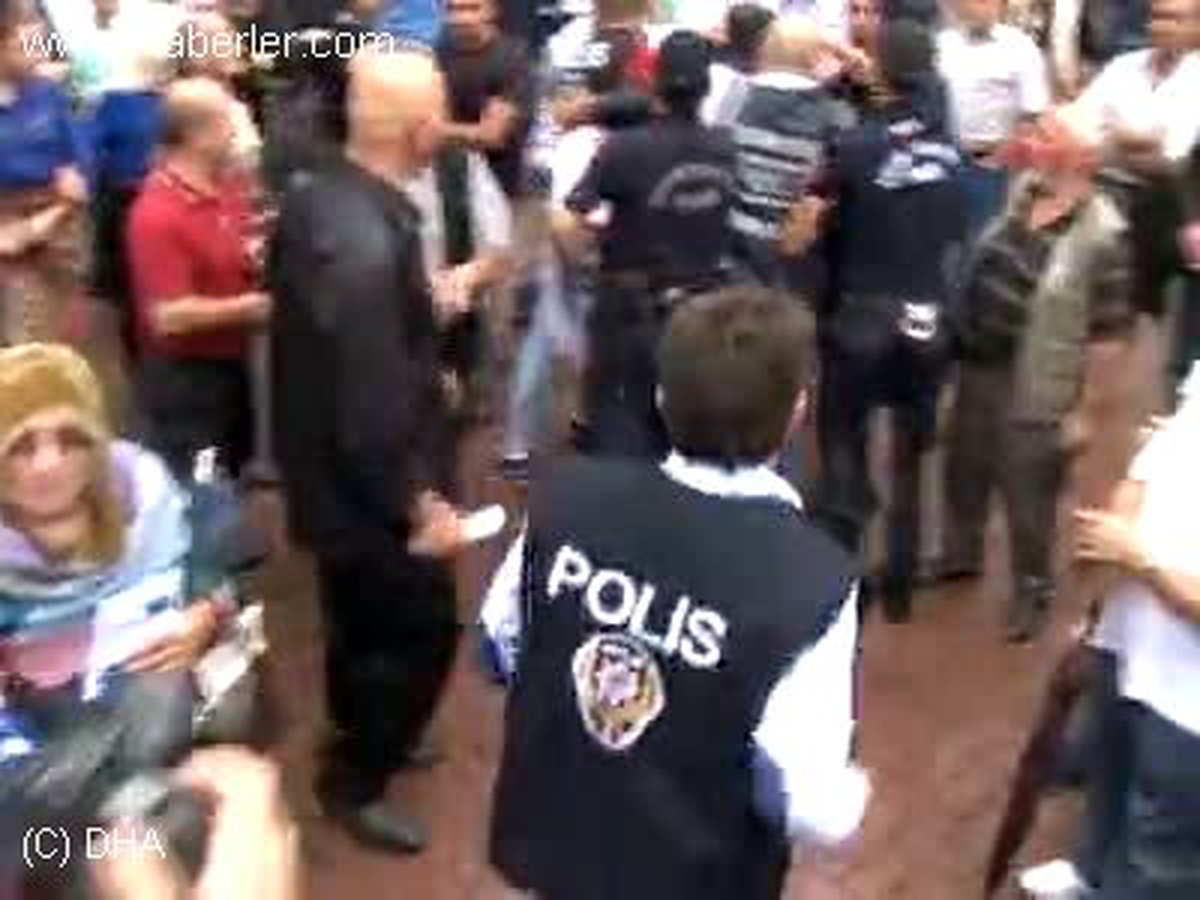 Temel Atma Töreninde Pankart Açtı, Gözaltına Alındı