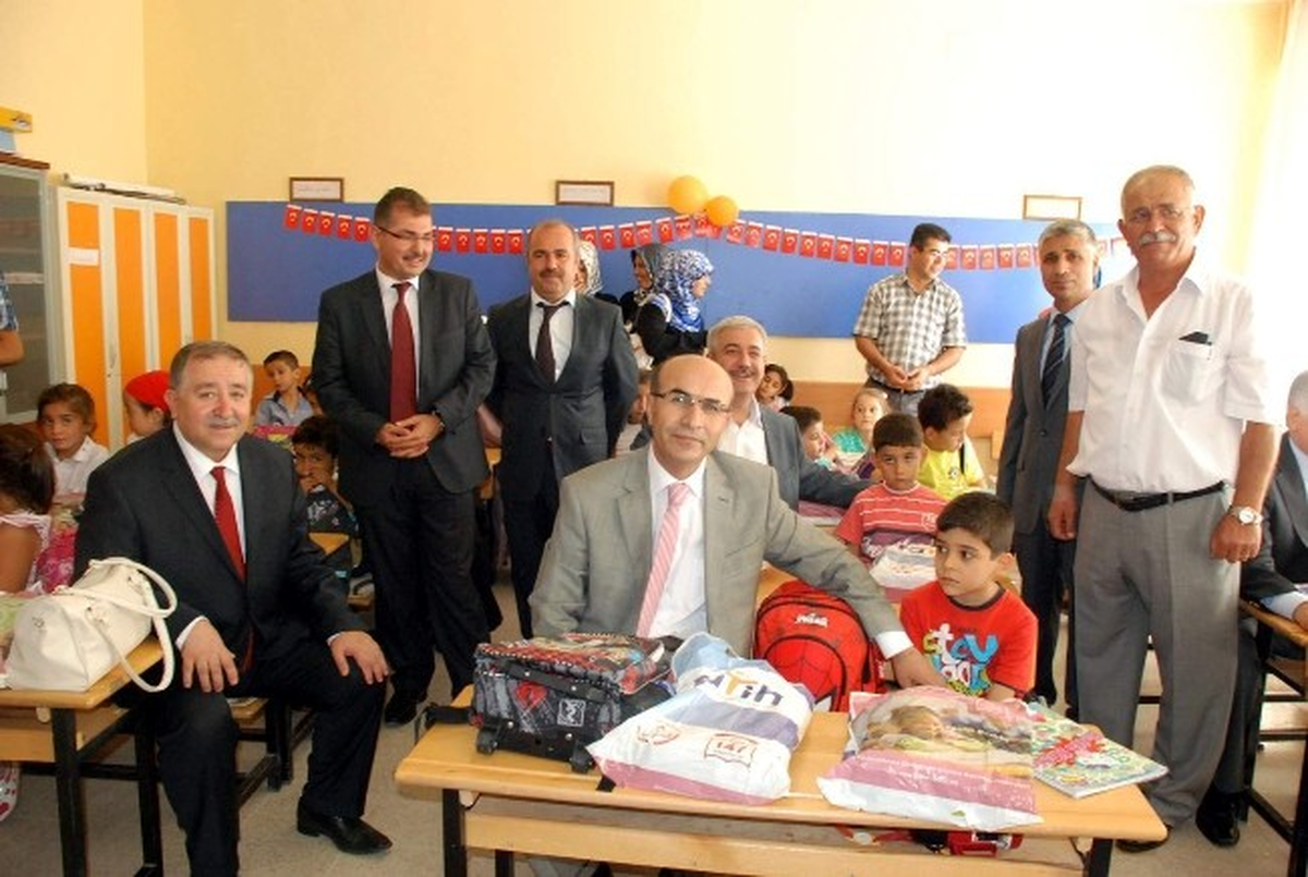 Adıyaman\'da Öğrenciler Tören ile Ders Başı Yaptı