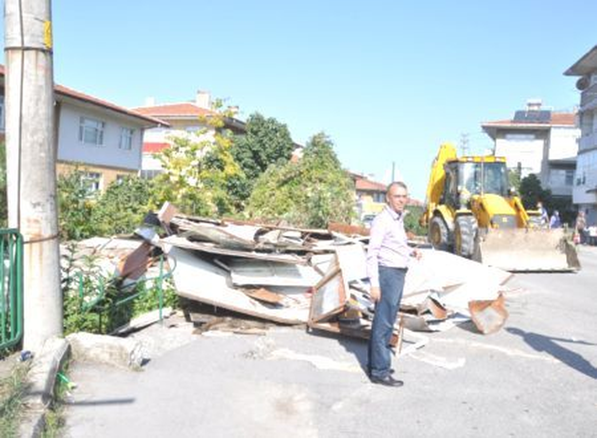 Alaplı\'da Mahalle Aralarındaki Dükkanlar Yıkılıyor
