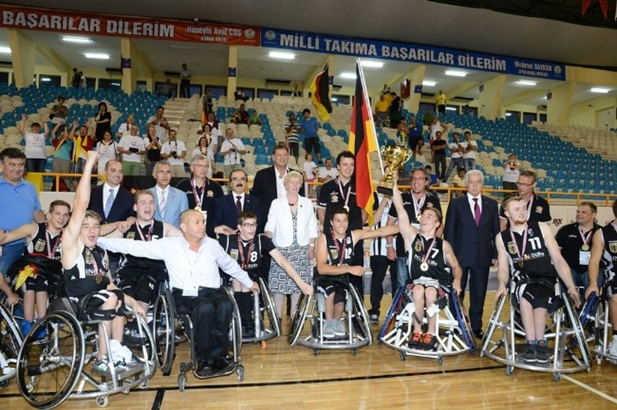 Aldırmaz\'a Şampiyona Övgüsü