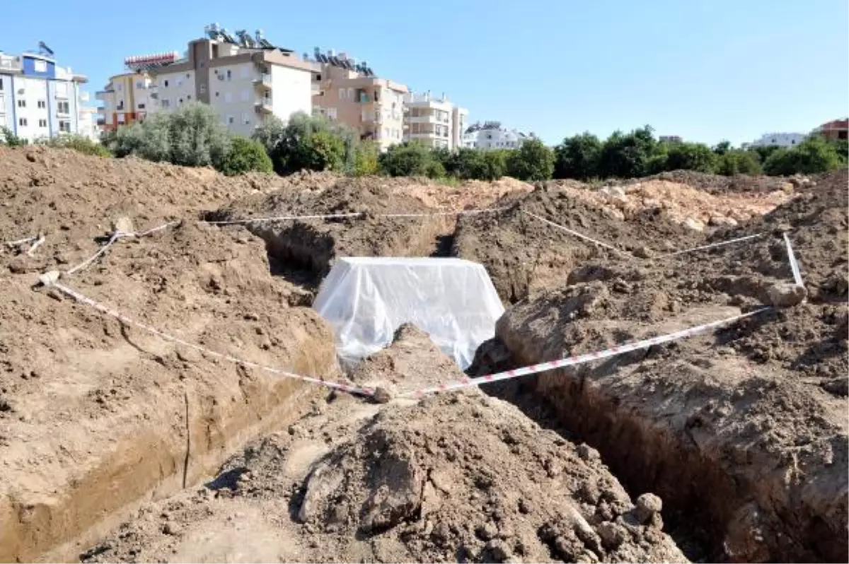 Antalya\'da Roma Dönemine Ait Lahit Bulundu