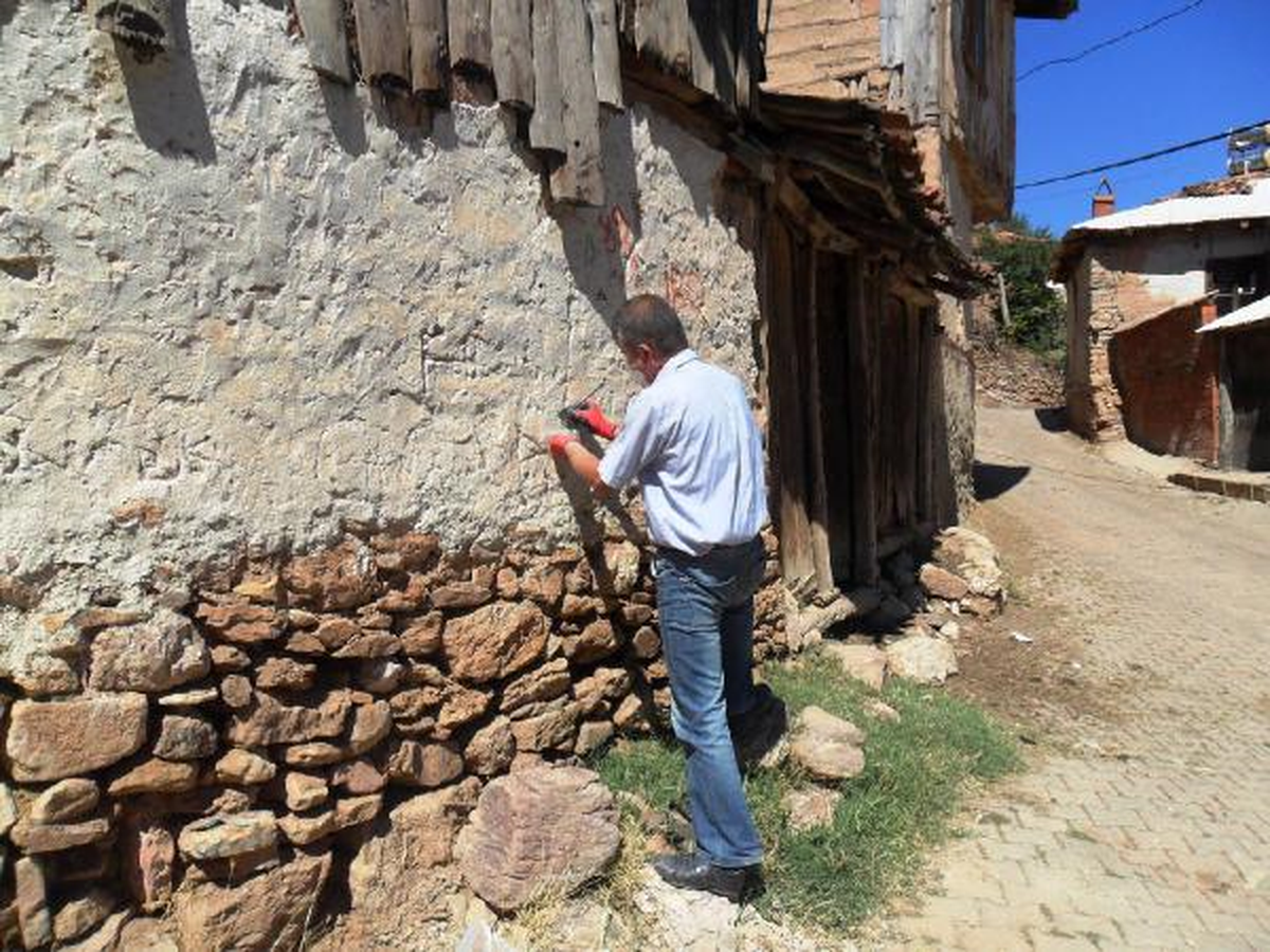 Asbest Kontrolü İçin Toprak Sıvalı Evlerden Numuneler Alındı