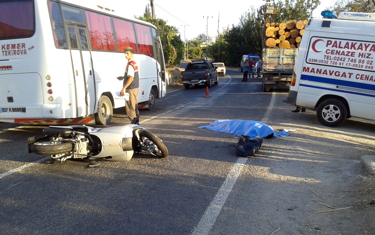 Antalya\'da Aşırı Hız Yapan Motosiklet Sürücüsü Öldü