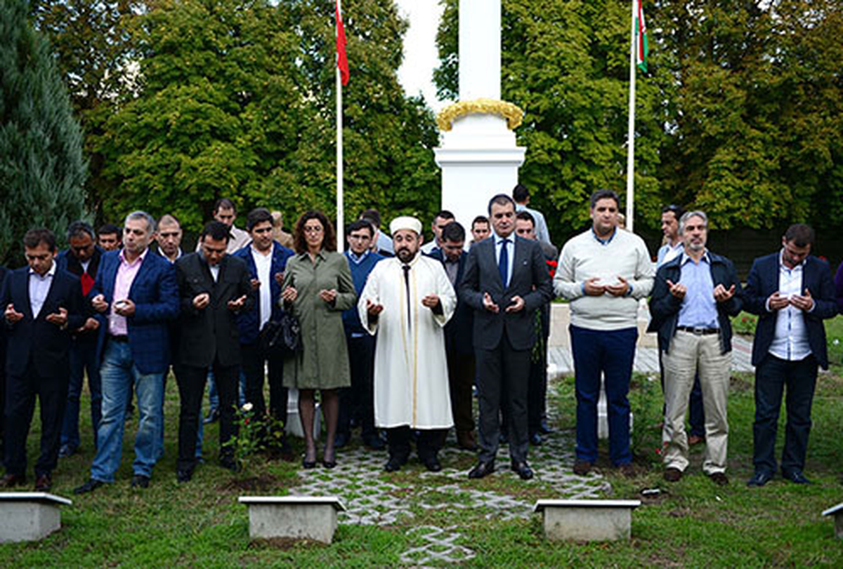 Bakan Çelik Galiçya Cephesi Şehitliğini Ziyaret Etti