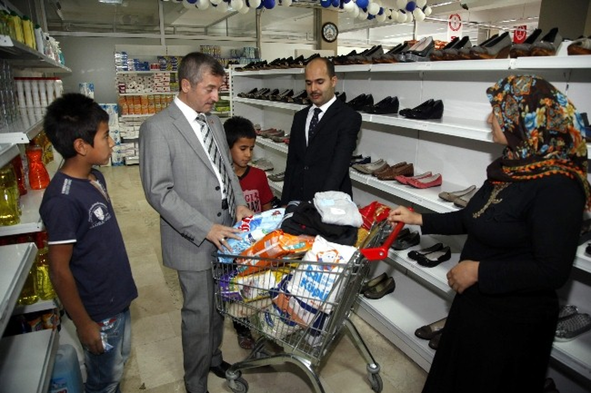 Başkan Tahmazoğlu Sosyal Marketimizden Yaklaşık 18 Bin Kişi Faydalanıyor