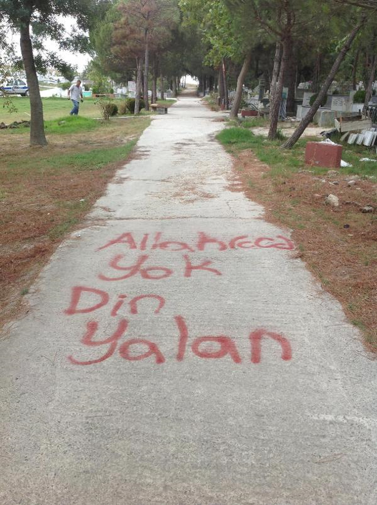 Çerkezköy'de Saldırganlar Mezarlığa Saldırdı