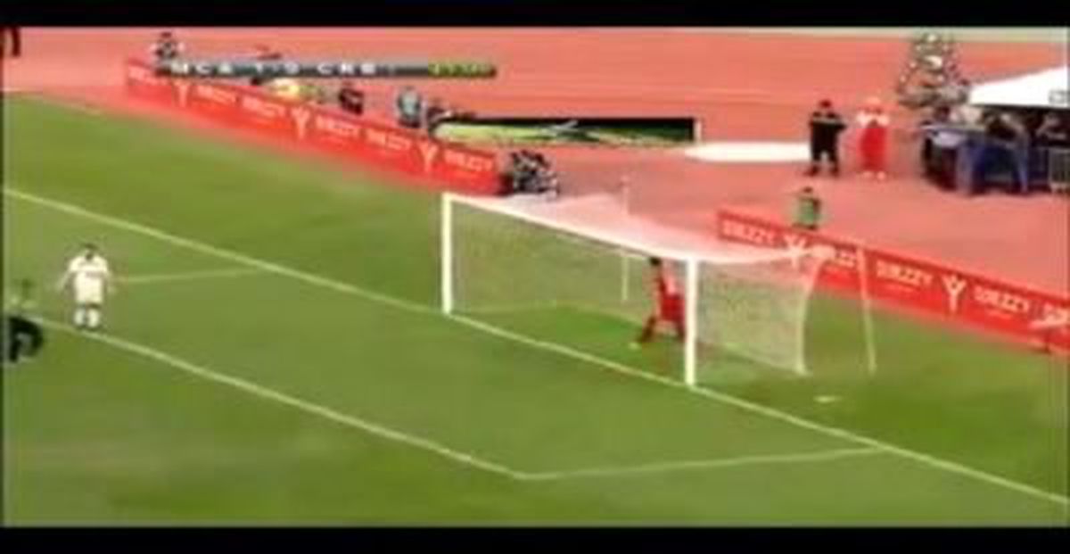 Cezayirli Futbolcu Kaçması İmkansız Bir Gol Kaçırdı