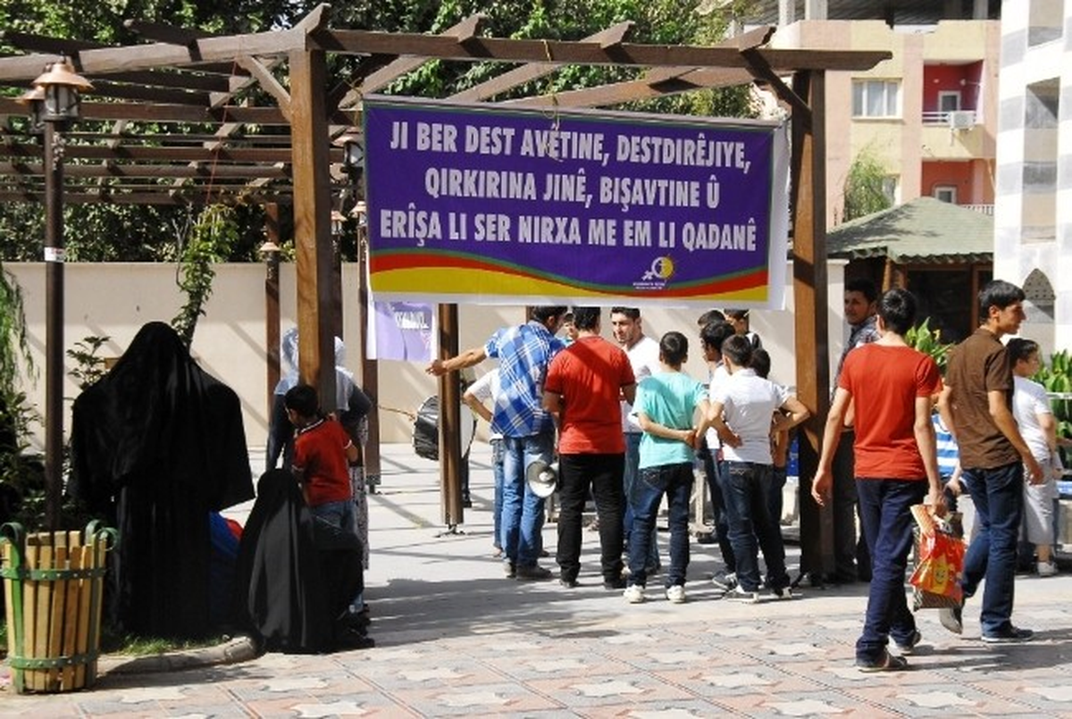 Cizre\'de Davul Zurnalı Kadına Şiddet Protestosu