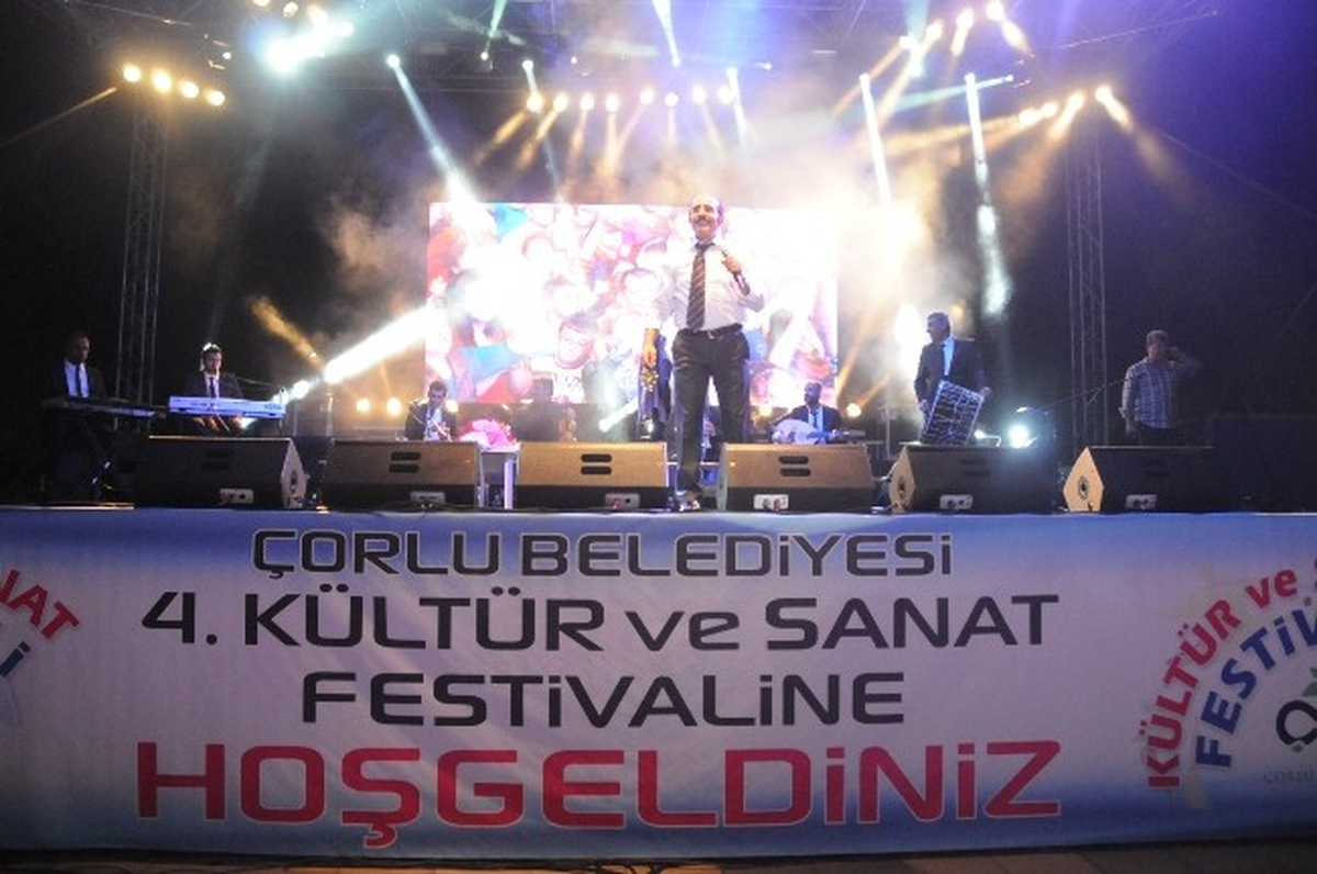 Çorlu\'da Mustafa Keser Konserine Büyük İlgi