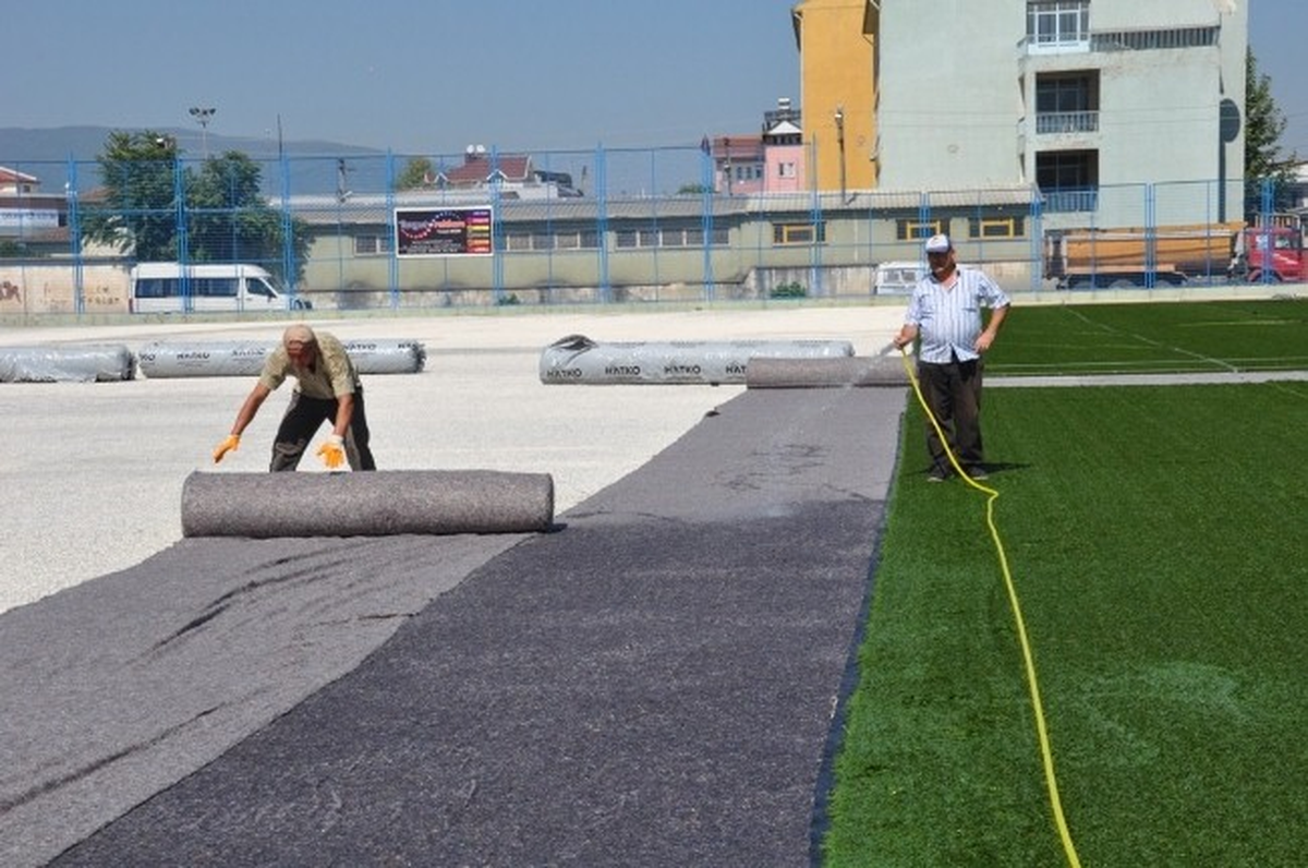 Düzce Nurettin Zafer'de Çim Göründü